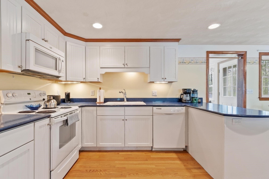 10 Meadowglen Rd, Billerica, MA Photo #12