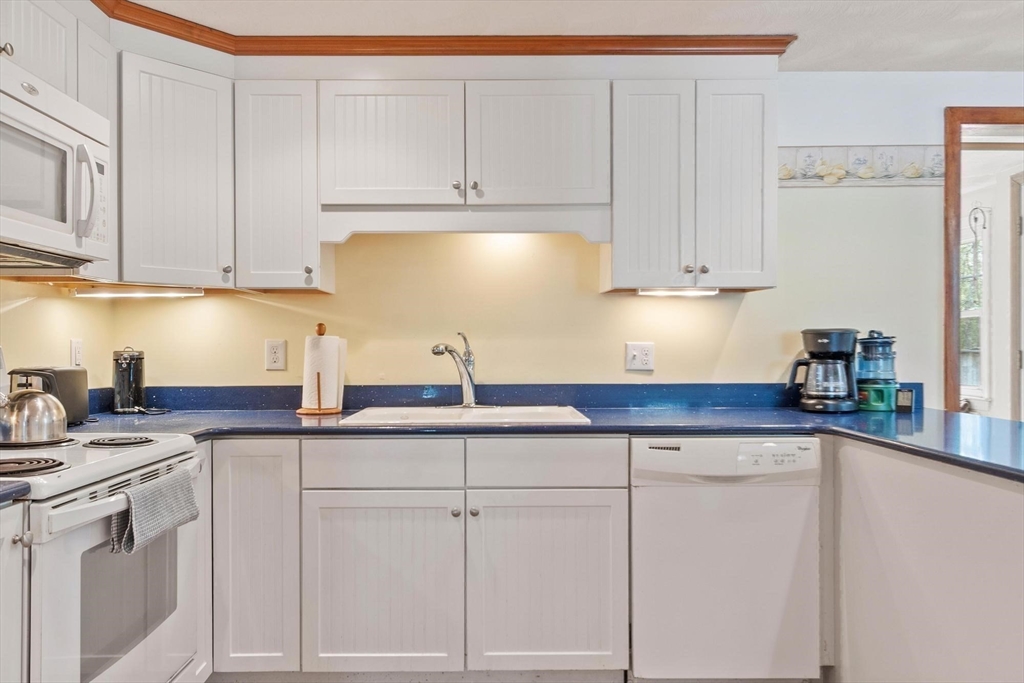10 Meadowglen Rd, Billerica, MA Photo #11