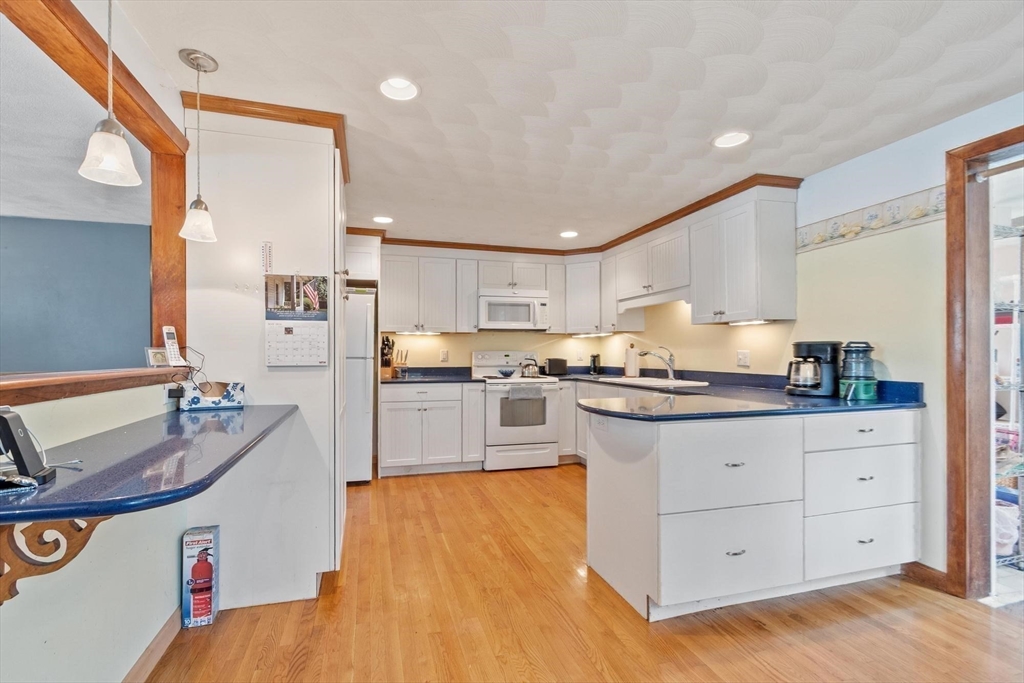 10 Meadowglen Rd, Billerica, MA Photo #9