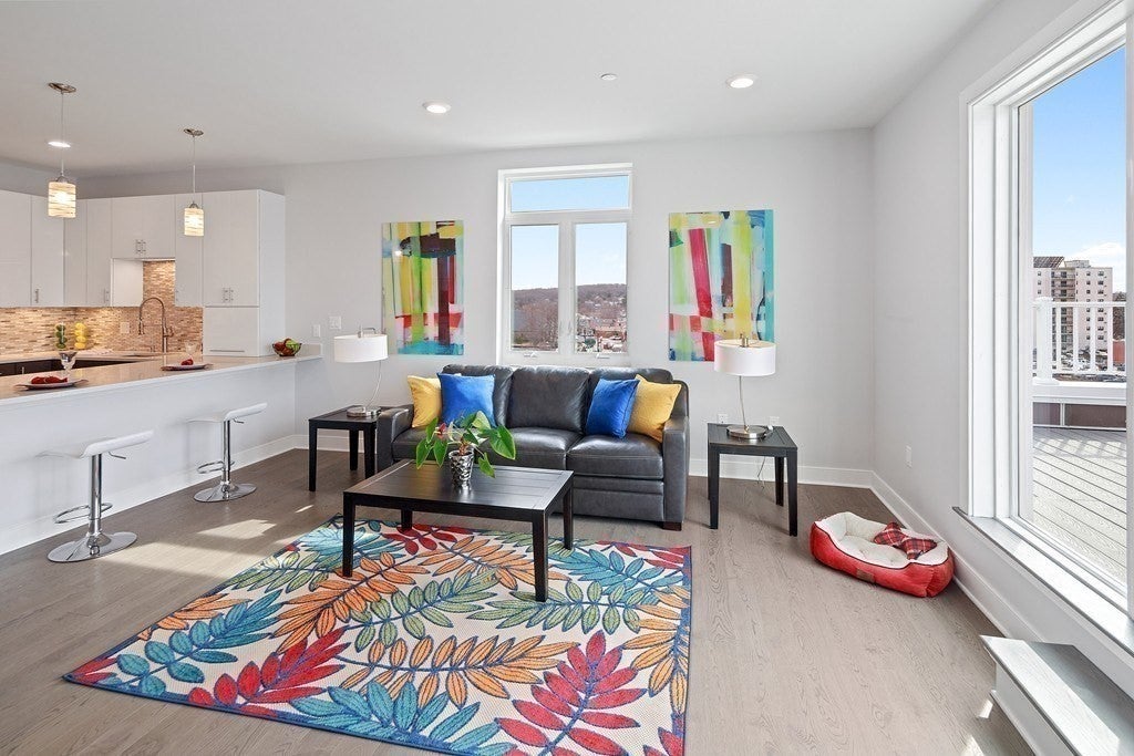 2 Cliveden St 601E