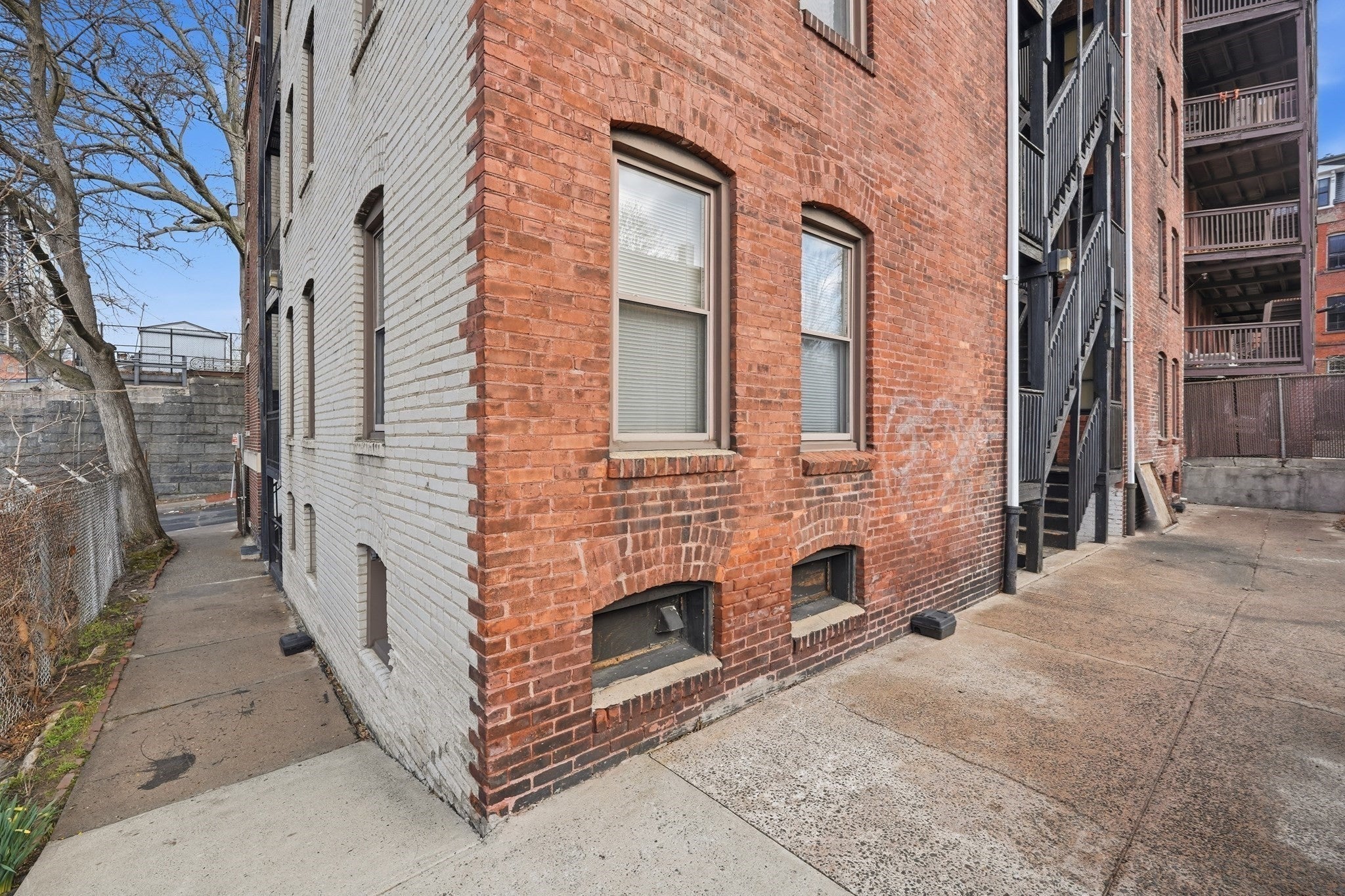 91 E Park St
