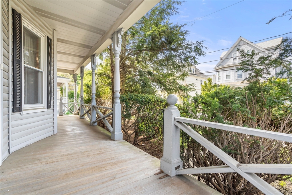 21 Oak Square Ave