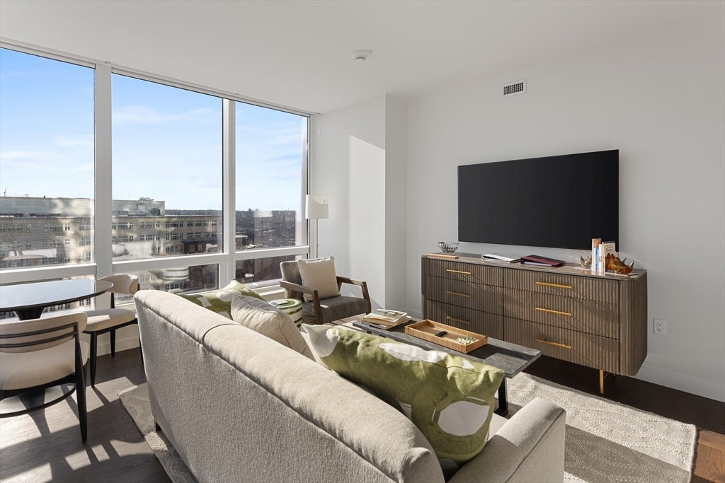 430 Stuart St 1505