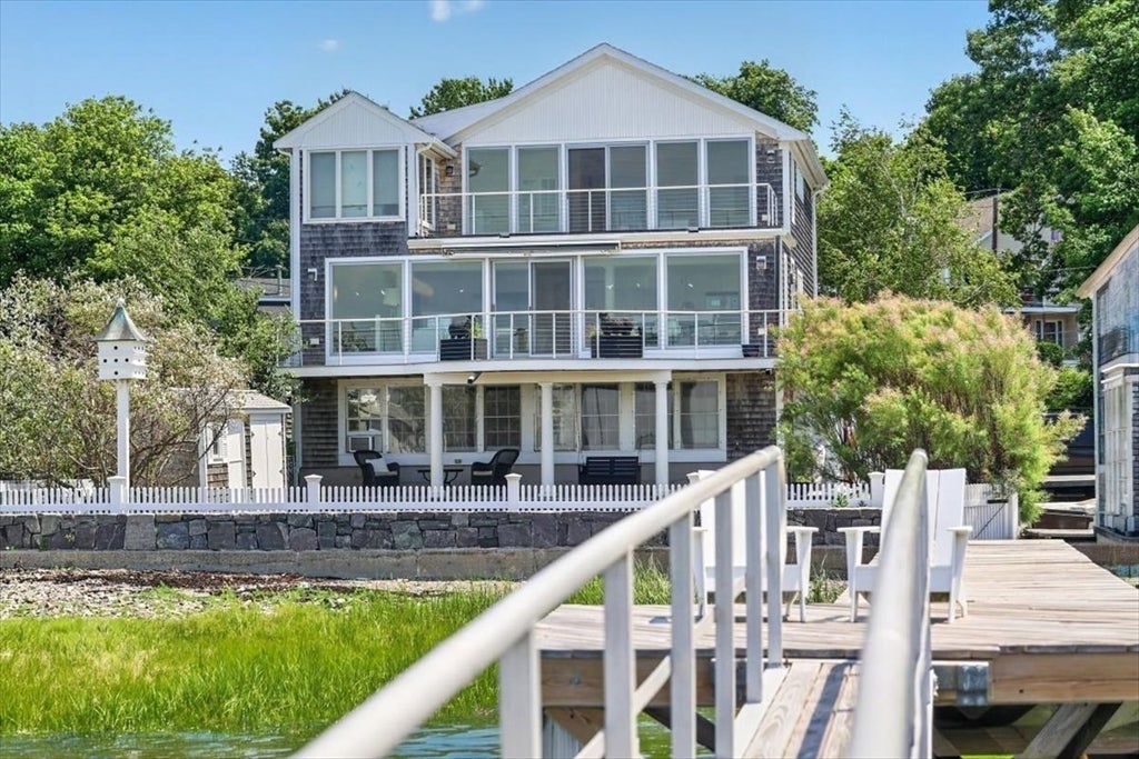 9 Beach Road