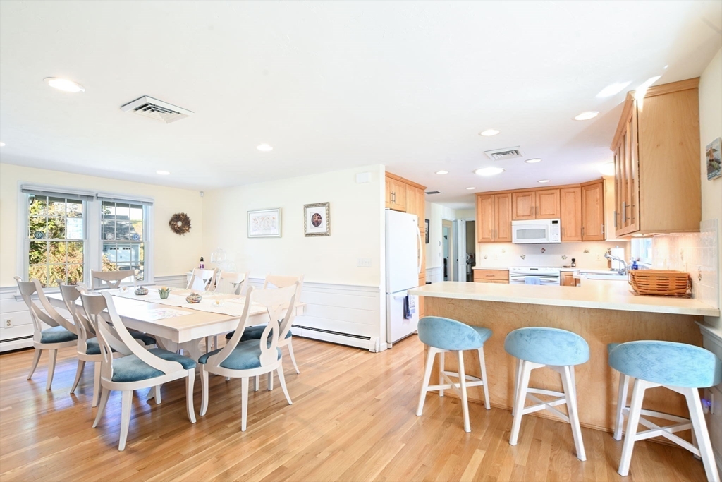 Dennis, Massachusetts 02641, United States, 3 Bedrooms Bedrooms, ,3 BathroomsBathrooms,Residential,Pending,241289