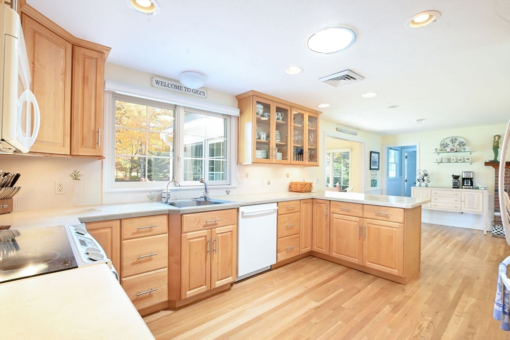 Dennis, Massachusetts 02641, United States, 3 Bedrooms Bedrooms, ,3 BathroomsBathrooms,Residential,Pending,241289