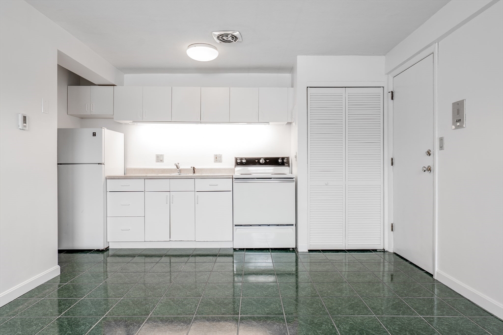 4 Colonial Village Drive 1