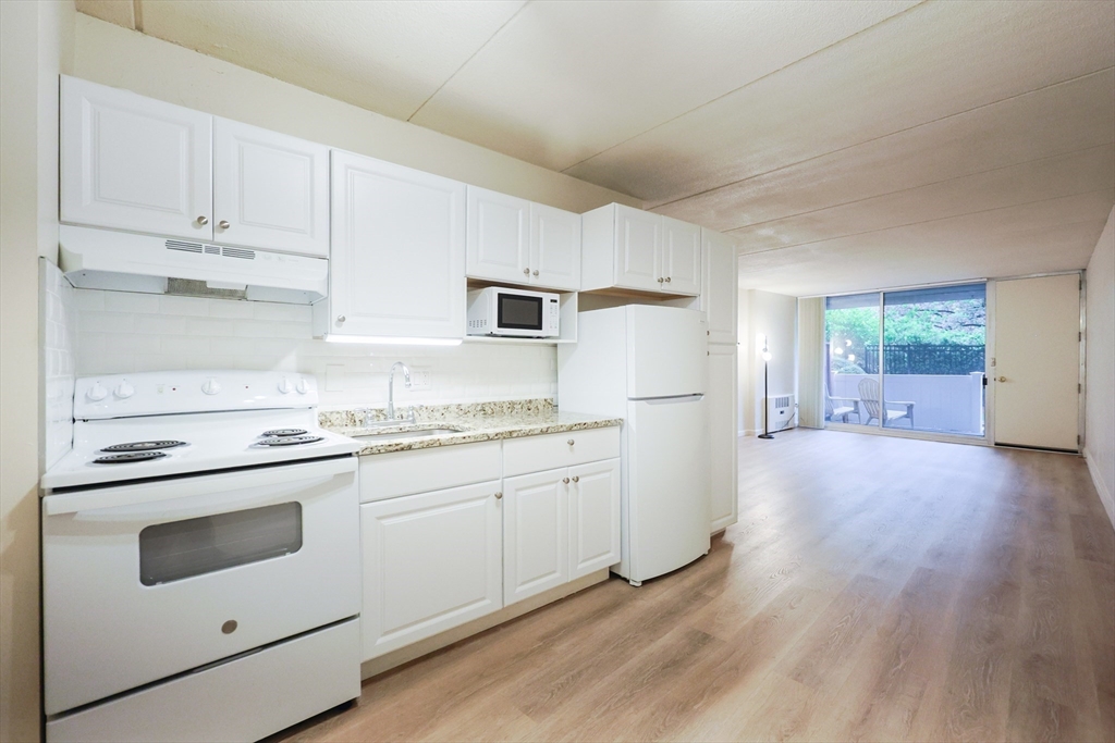 200 Swanton St T4