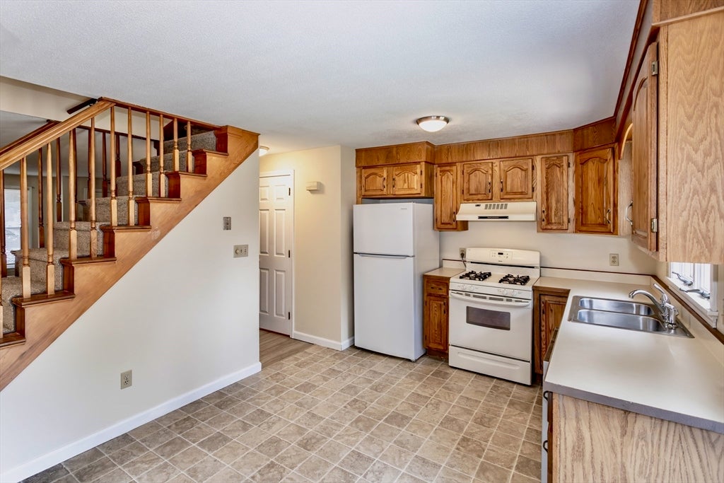3 Mansion Woods Drive #G, Agawam, MA Photo #10