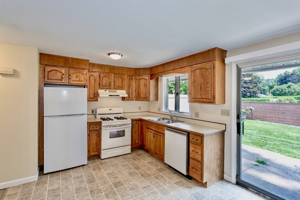 3 Mansion Woods Drive #G, Agawam, MA Photo #9