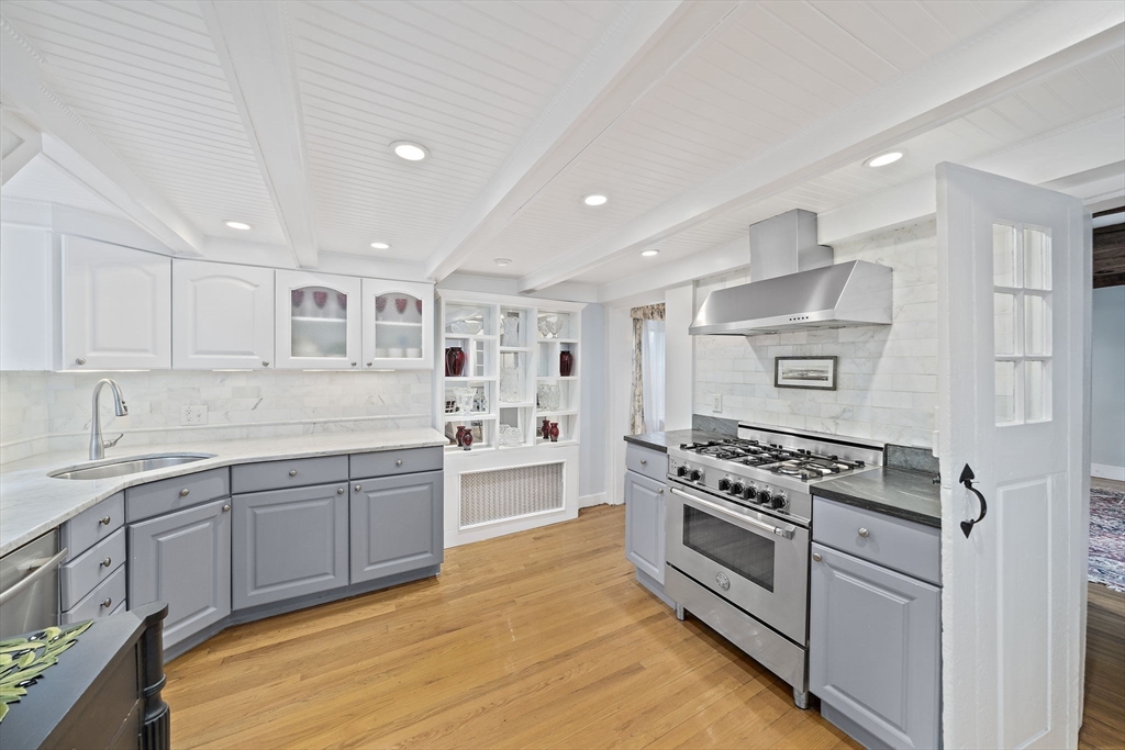 1141 Commercial St
