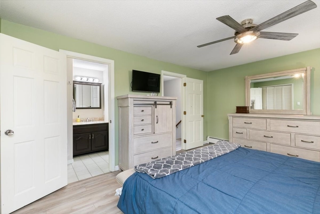 Londonderry, New Hampshire 03053, United States, 2 Bedrooms Bedrooms, ,2 BathroomsBathrooms,Residential,Active,241337