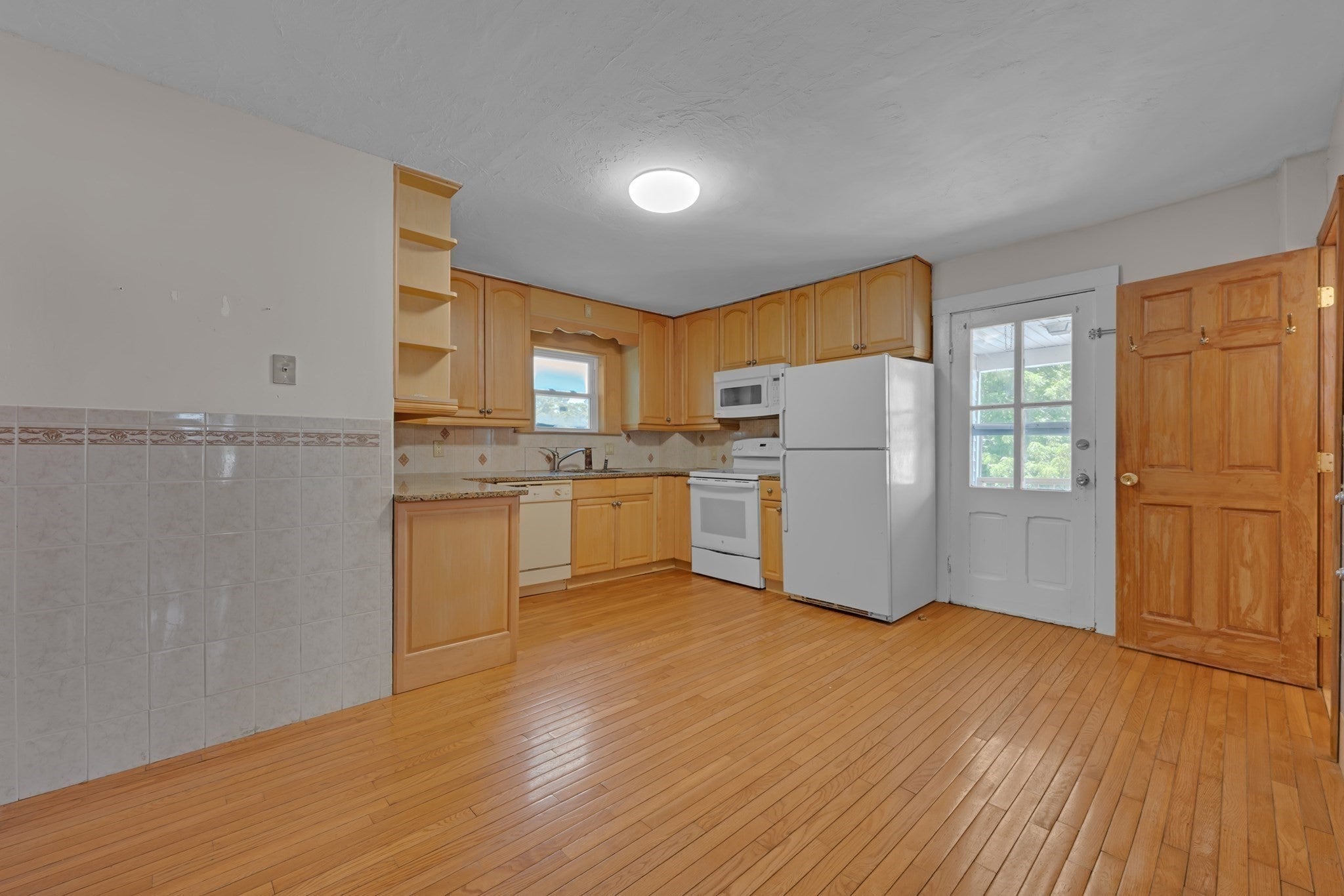 90 Sayles St, Southbridge, MA Photo #4