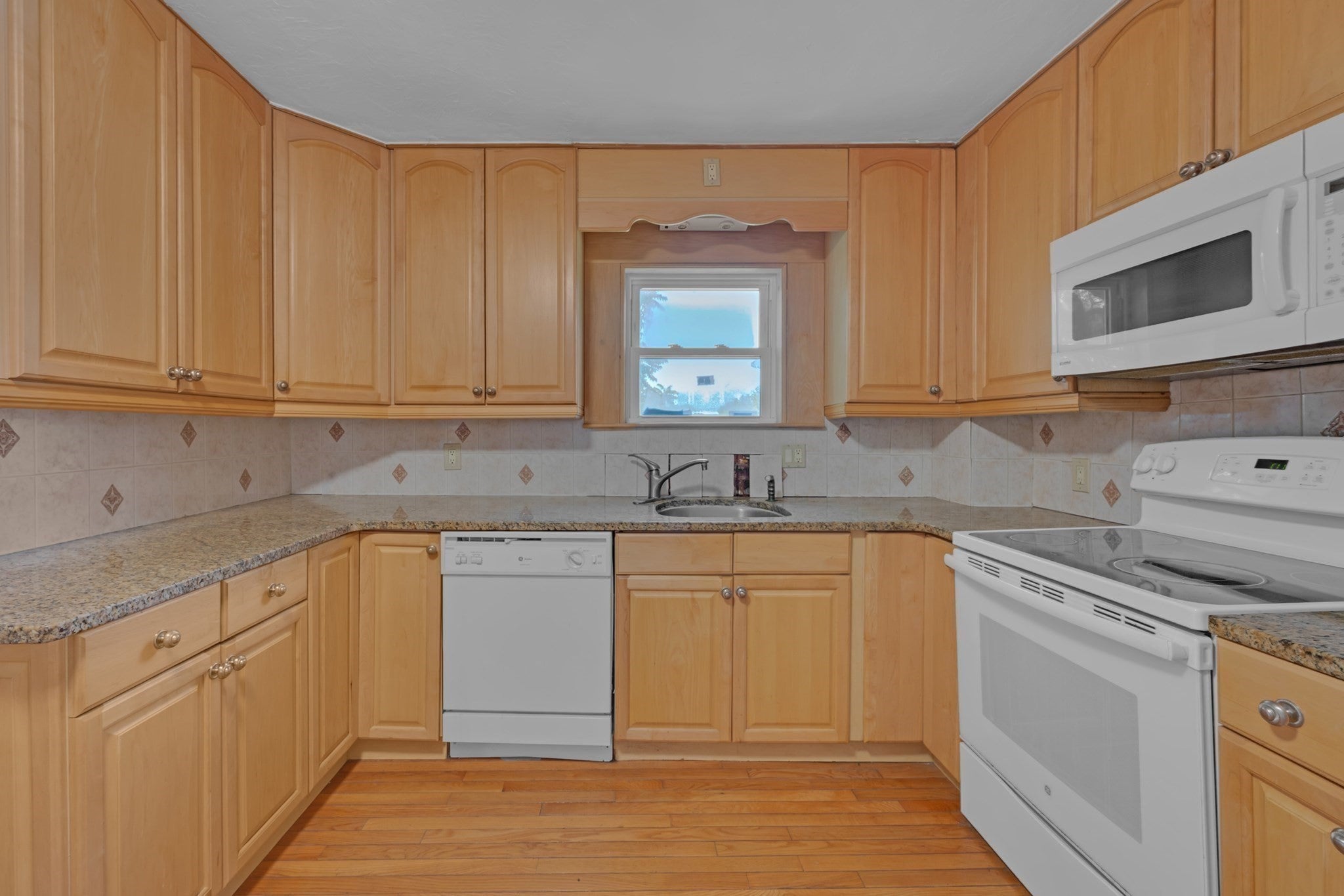 90 Sayles St, Southbridge, MA Photo #5