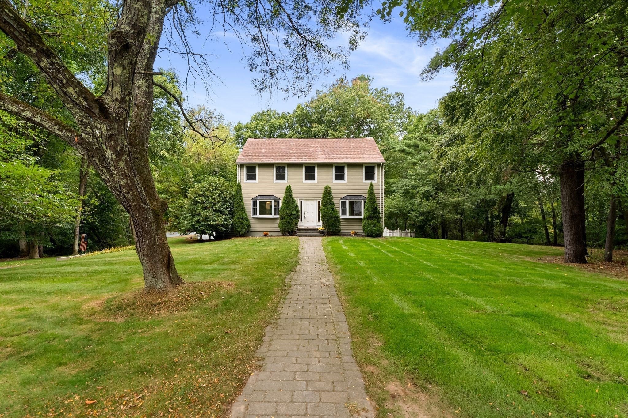 Photo of 1 Nottingham Dr, Raynham, MA