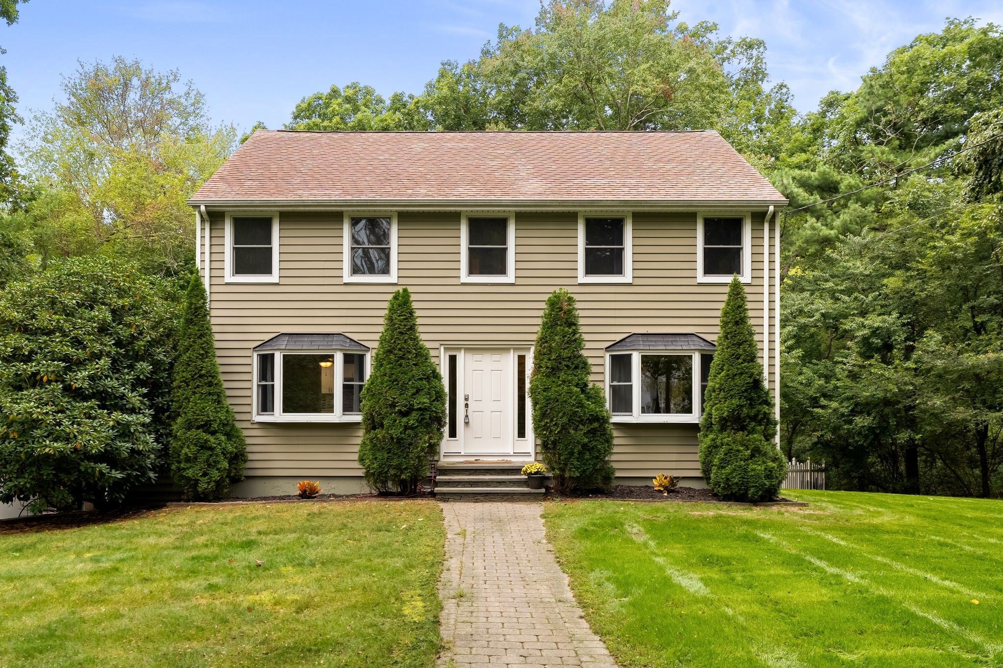 Photo of 1 Nottingham Dr, Raynham, MA