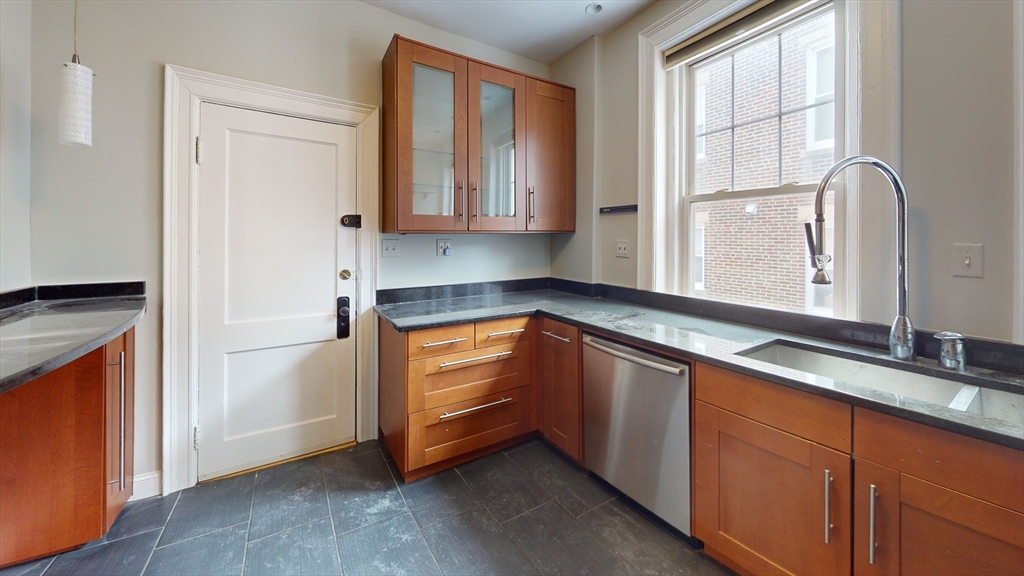 79 Thatcher Street 2