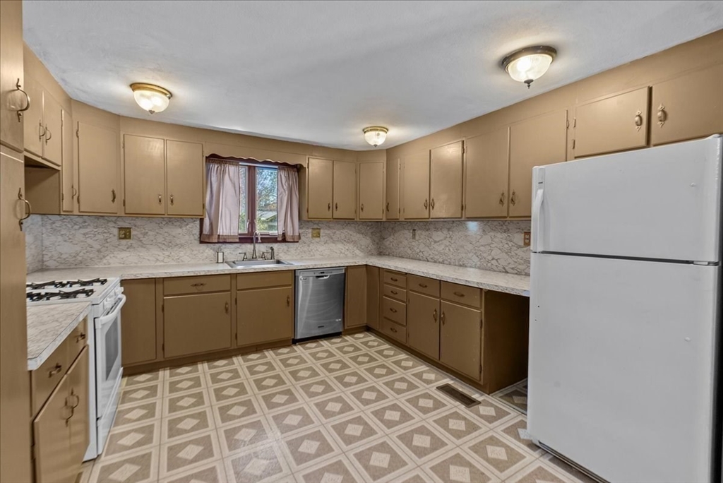 Springfield, Massachusetts 01119, United States, 3 Bedrooms Bedrooms, ,2 BathroomsBathrooms,Residential,Pending,119118