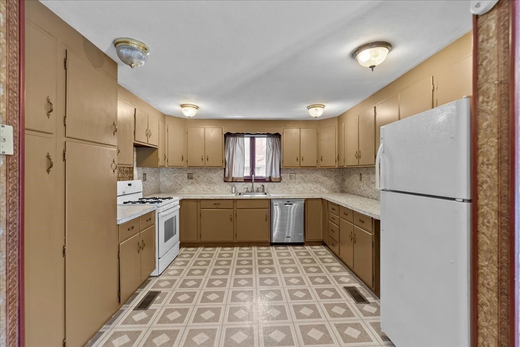 Springfield, Massachusetts 01119, United States, 3 Bedrooms Bedrooms, ,2 BathroomsBathrooms,Residential,Pending,119118