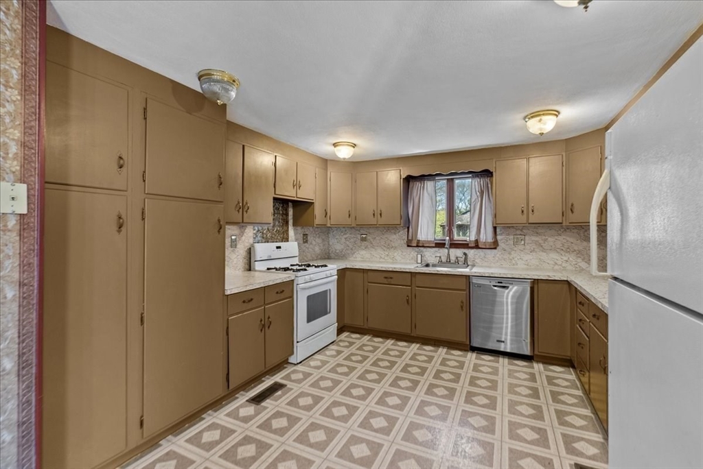 Springfield, Massachusetts 01119, United States, 3 Bedrooms Bedrooms, ,2 BathroomsBathrooms,Residential,Pending,119118