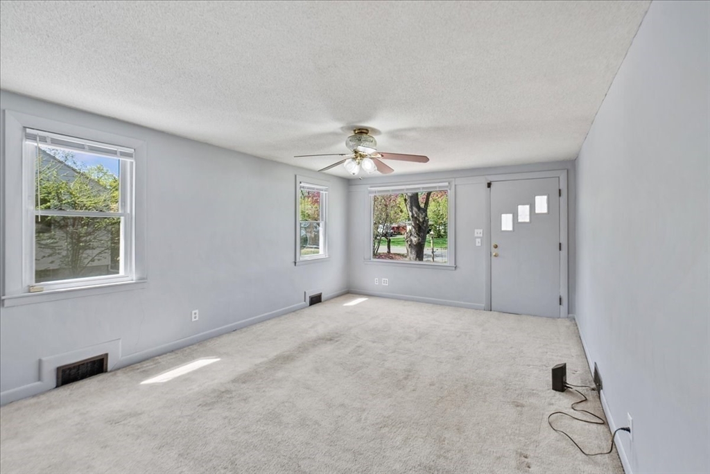 Springfield, Massachusetts 01119, United States, 3 Bedrooms Bedrooms, ,2 BathroomsBathrooms,Residential,Pending,119118