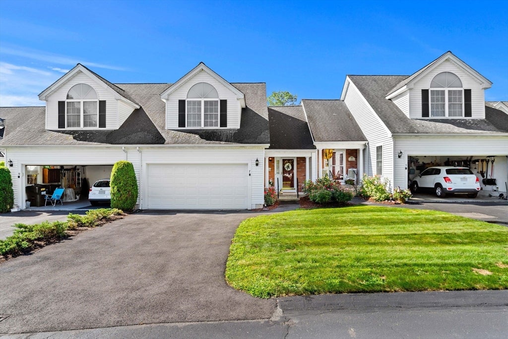Photo of 7 Nature View Dr, Uxbridge, MA