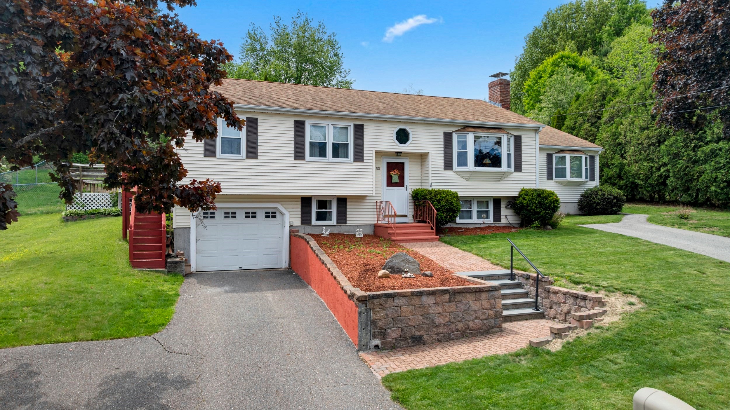 101 Long Hill Dr, Leominster MA 01453