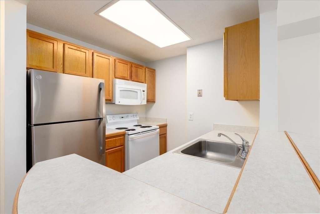 Cambridge, Massachusetts 02141, United States, 1 Bedroom Bedrooms, ,1 BathroomBathrooms,Residential,Pending,133902