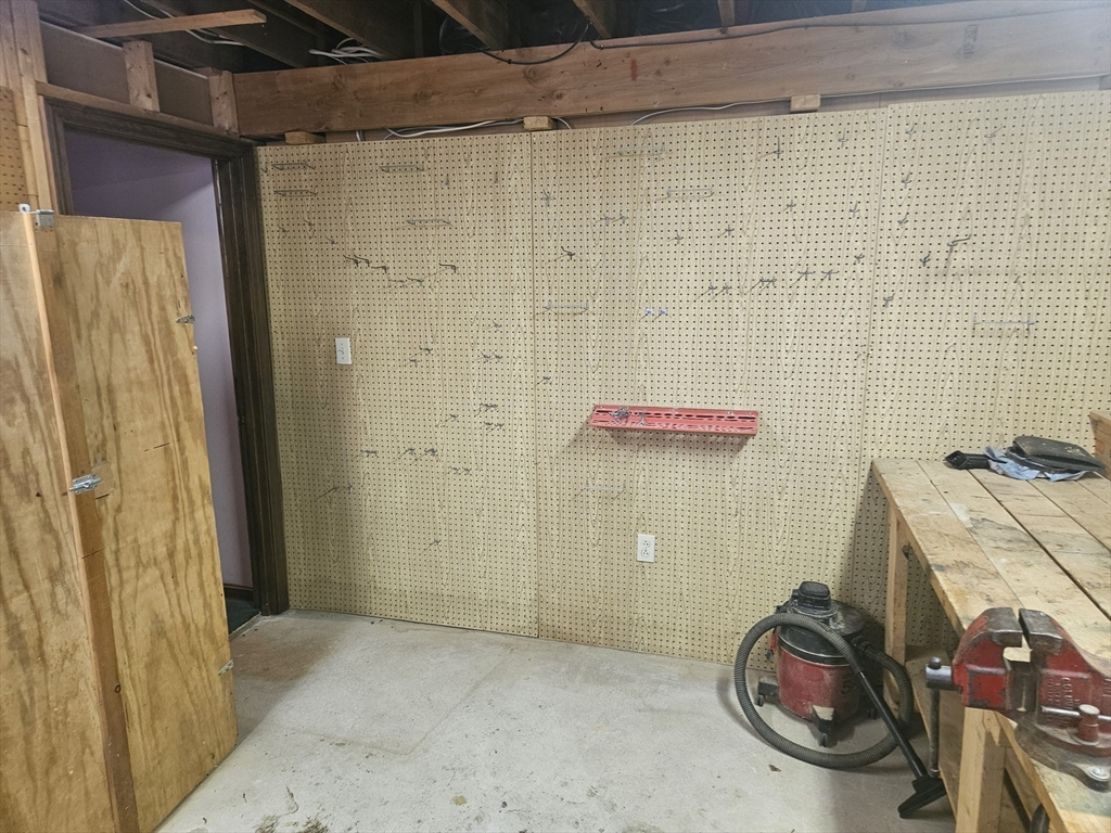 Dracut, Massachusetts 01826, United States, 3 Bedrooms Bedrooms, ,1 BathroomBathrooms,Residential,Pending,114452