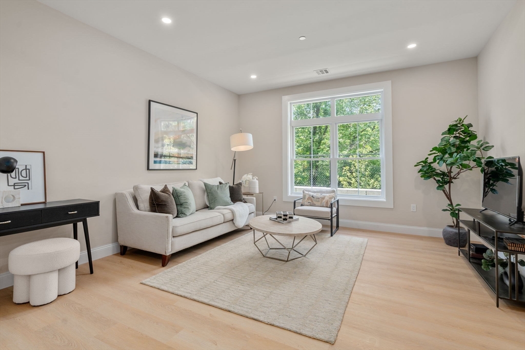 7 Cross St 305
