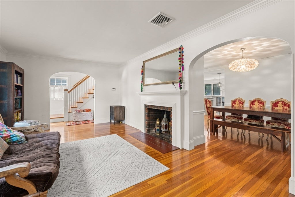 24 Holland St