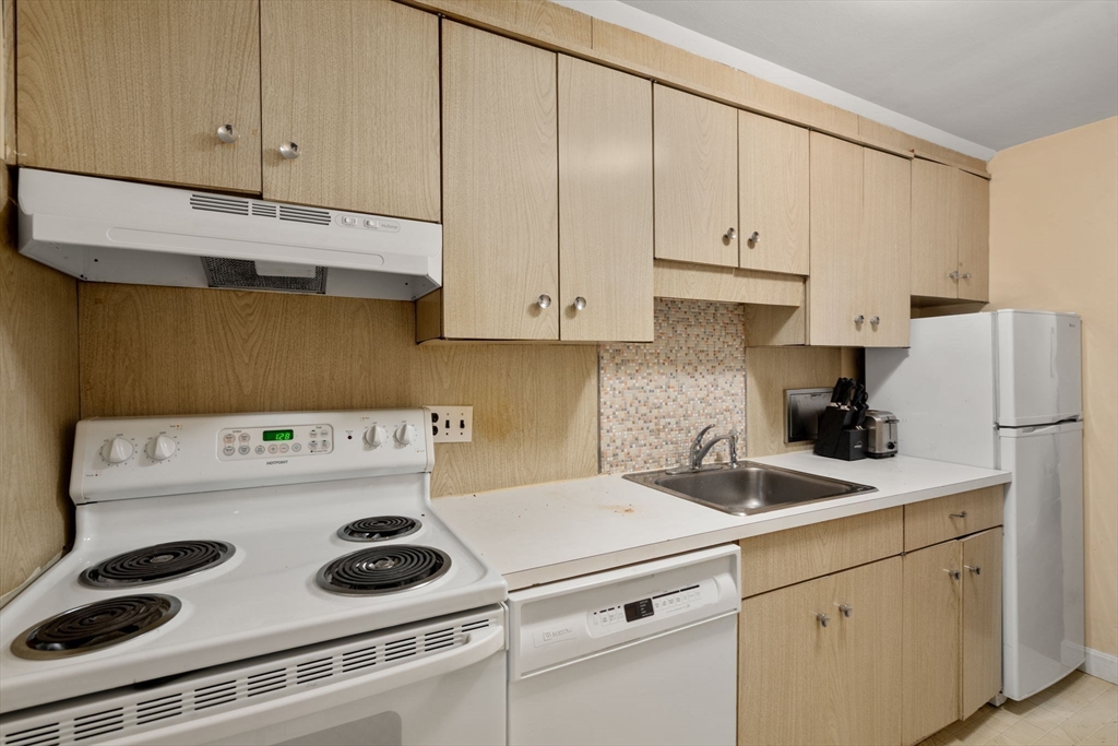 14 Commonwealth Court 11