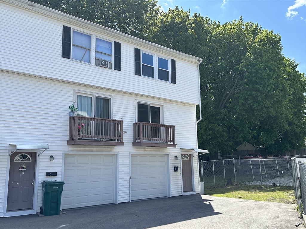 Click for 135 Charles Street #5, Lowell, MA slideshow