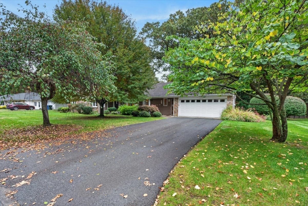 25 Ridgeway Circle
