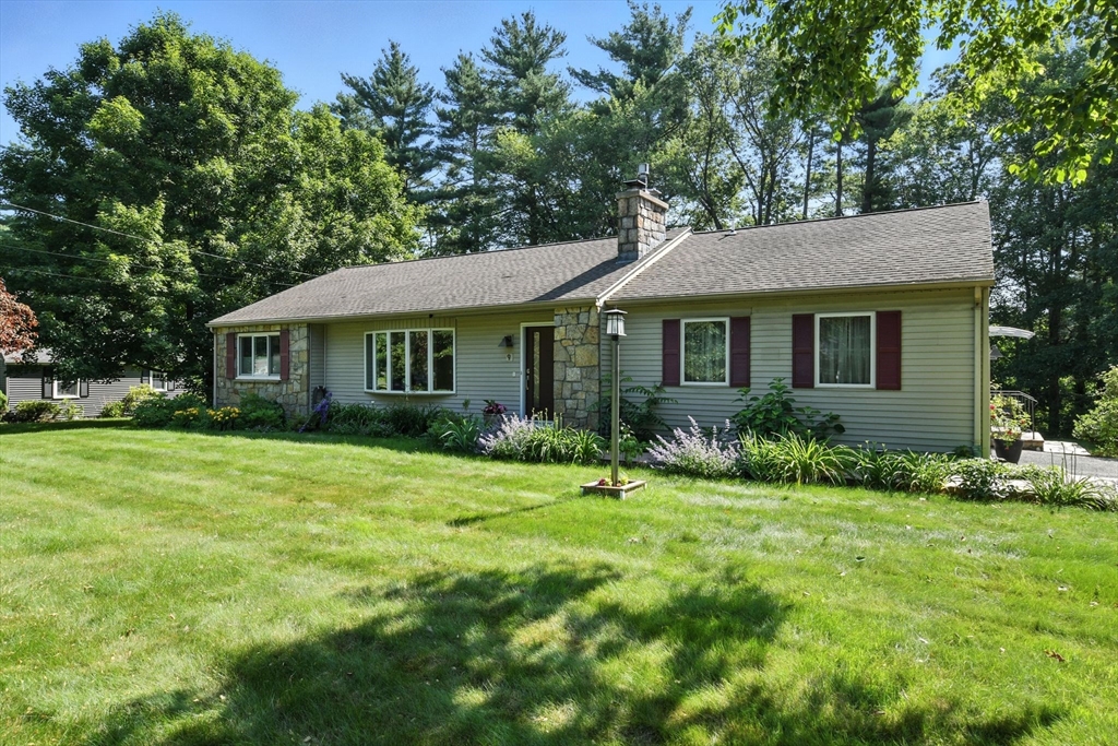 9 E Colonial Rd