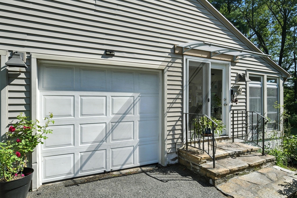 9 E Colonial Rd