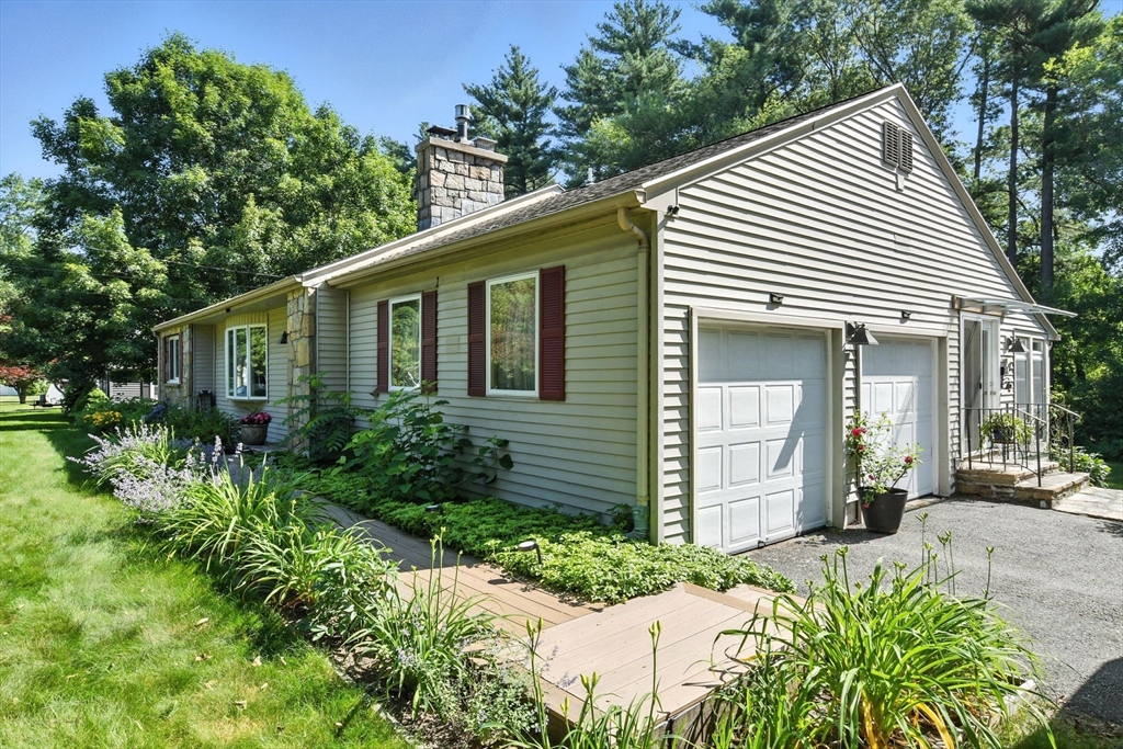 9 E Colonial Rd