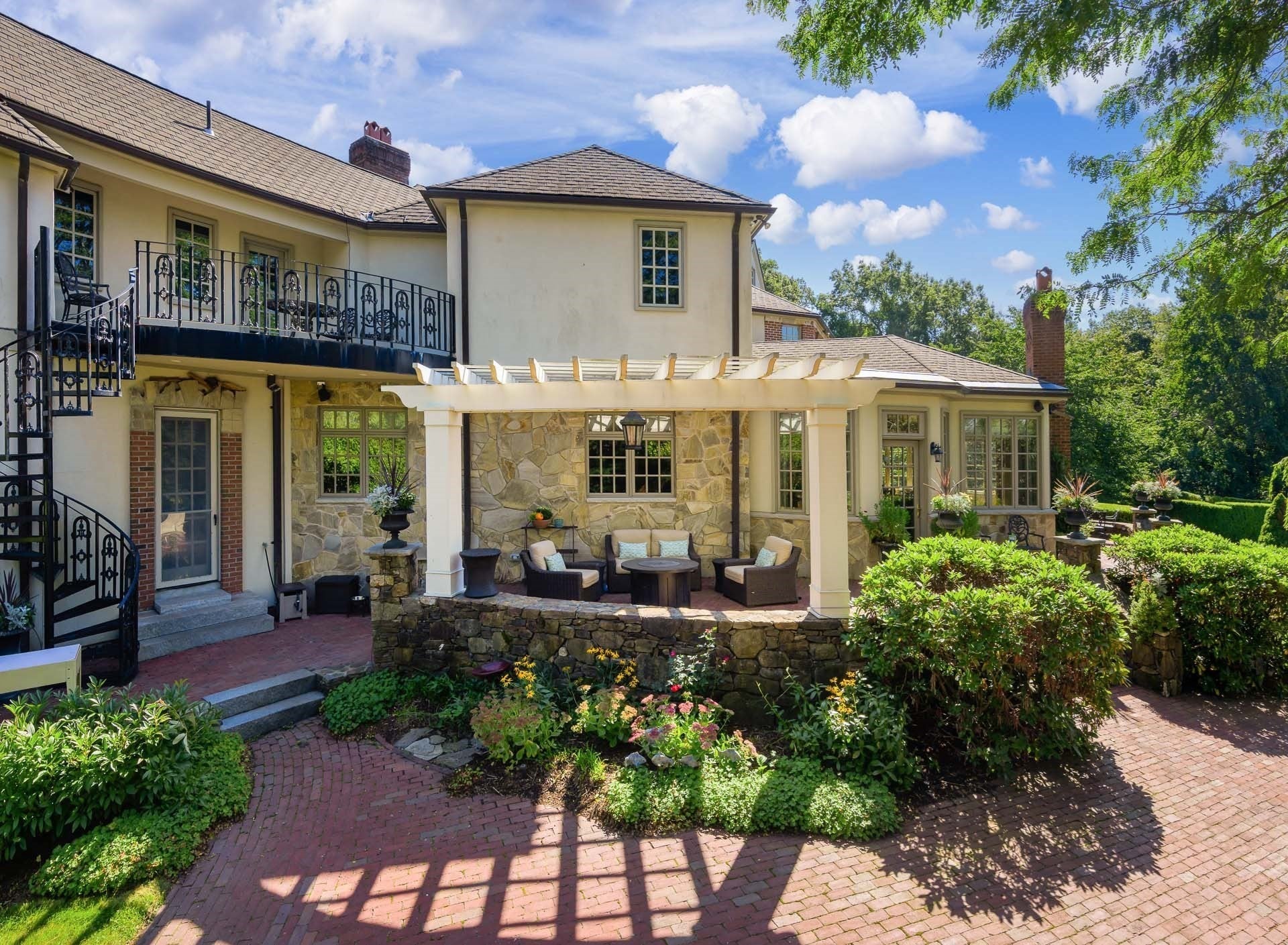12 Wyndemere Drive