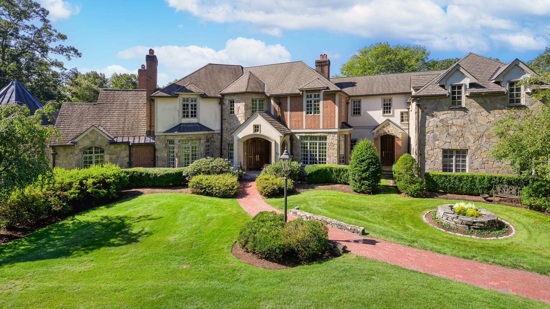 12 Wyndemere Drive