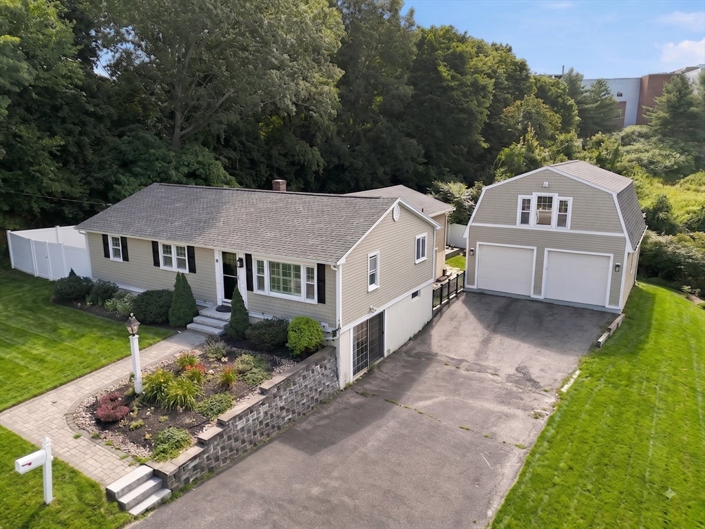 Photo of 10 Hunter Dr, Newburyport, MA