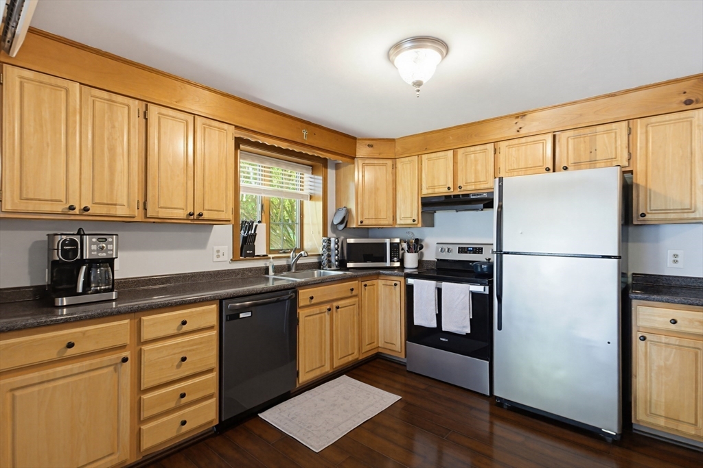 880 Landry Ave 1