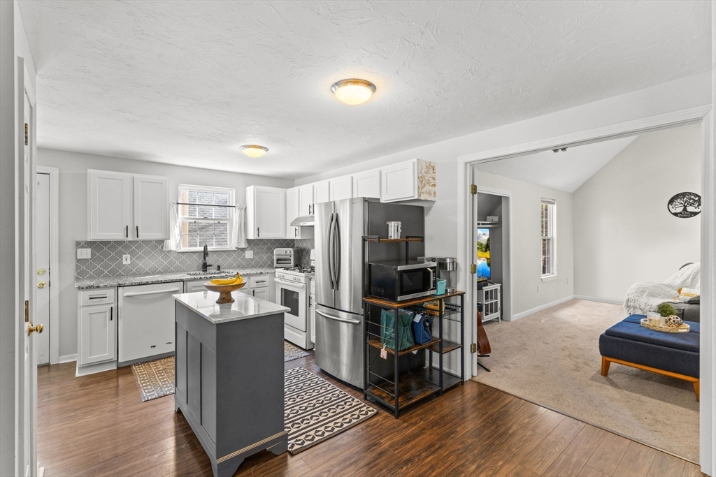 Marlborough, Massachusetts 01752, United States, 3 Bedrooms Bedrooms, ,2 BathroomsBathrooms,Residential,Contingent,86742