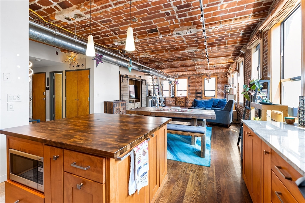 121-123 Beach St 801