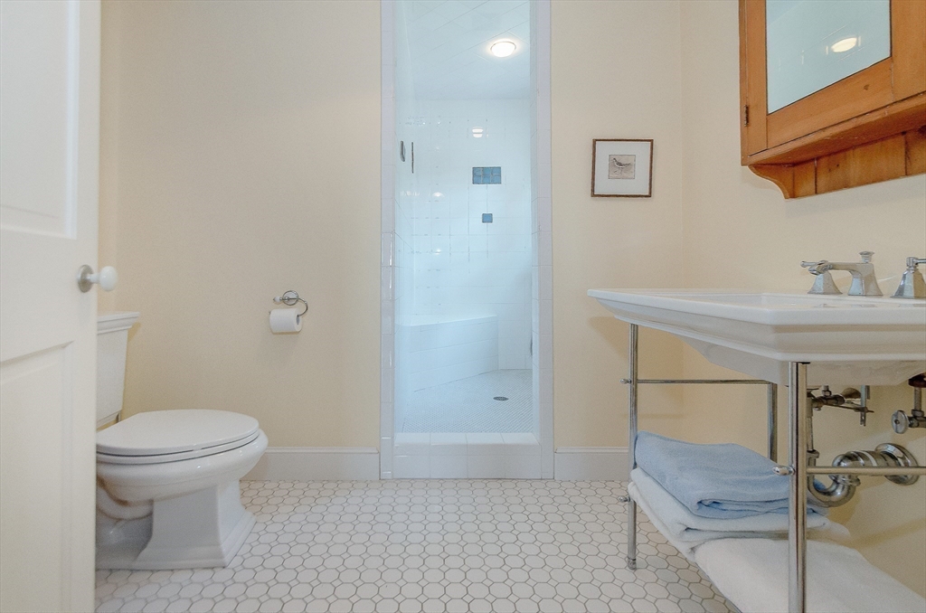 Marion, Massachusetts 02738, United States, 5 Bedrooms Bedrooms, ,4 BathroomsBathrooms,Residential,Active,201657