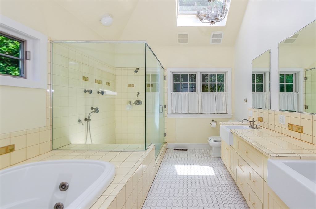 Marion, Massachusetts 02738, United States, 5 Bedrooms Bedrooms, ,4 BathroomsBathrooms,Residential,Active,201657