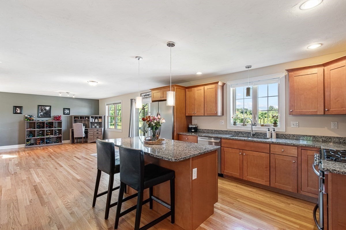 18 Blue Grass Circle, Taunton, MA Photo #10