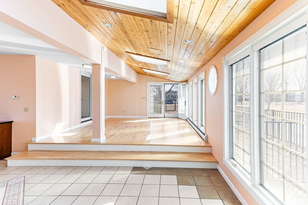 Hadley, Massachusetts 01035, United States, 4 Bedrooms Bedrooms, ,5 BathroomsBathrooms,Residential,Active,193192