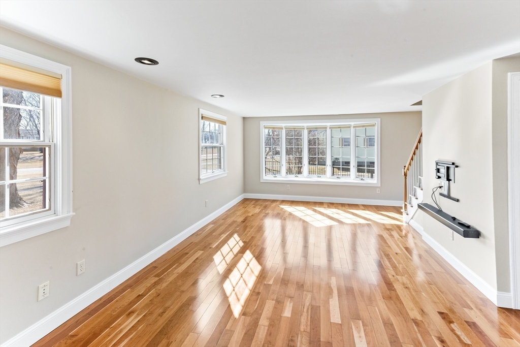 Hadley, Massachusetts 01035, United States, 4 Bedrooms Bedrooms, ,5 BathroomsBathrooms,Residential,Active,193192