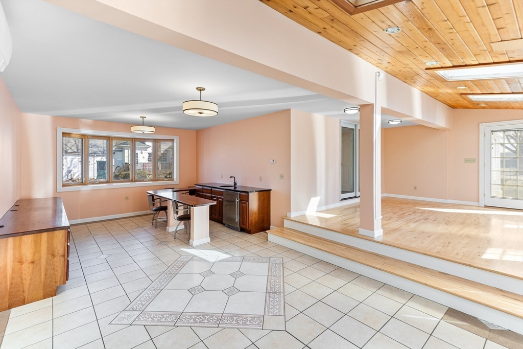 Hadley, Massachusetts 01035, United States, 4 Bedrooms Bedrooms, ,5 BathroomsBathrooms,Residential,Active,193192