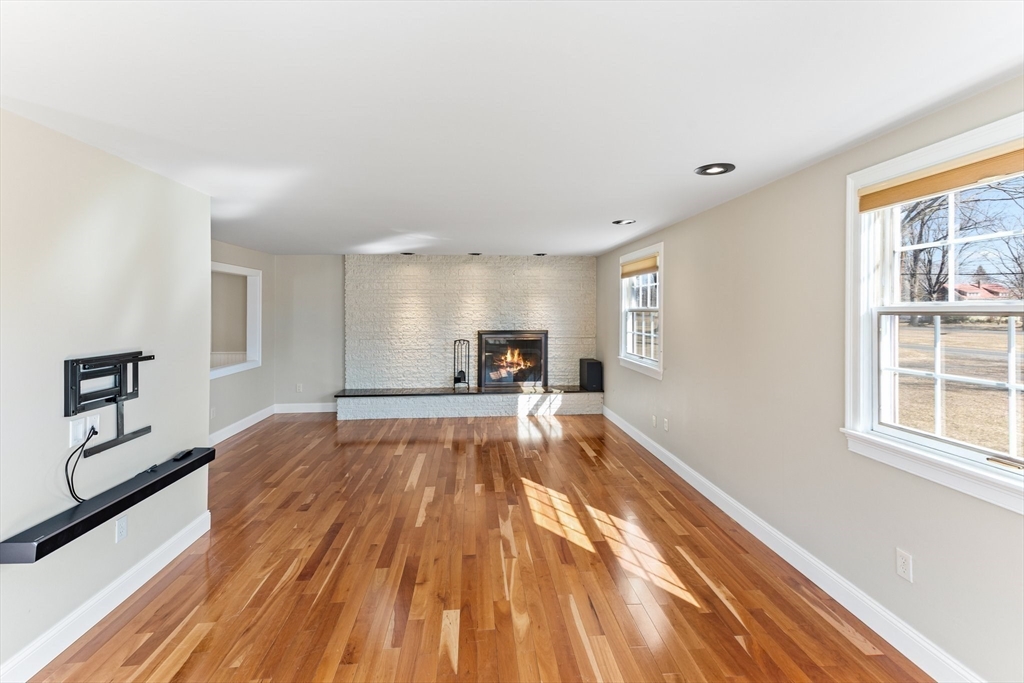 Hadley, Massachusetts 01035, United States, 4 Bedrooms Bedrooms, ,5 BathroomsBathrooms,Residential,Active,193192